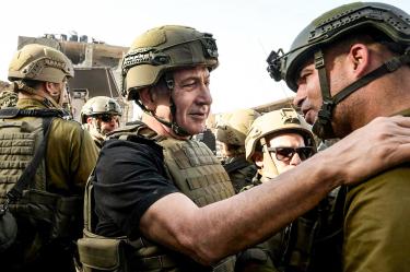 Netanyahu hablando con soldados en un viaje a Gaza en noviembre pasado. Foto: AFP.