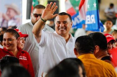 Renán Barrera durante uno de sus recorridos de campaña por Yucatán. (Facebook)