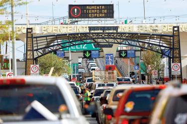 Garita de Tijuana con largas filas de autos.