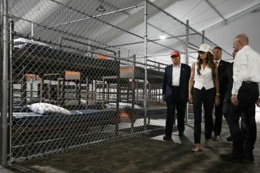 Donald Trump durante su visita al centro de detención de Alligator Alcatraz. (AFP)