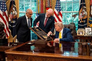 Gianni Infantino junto a Donald Trump. (Reuters)