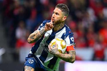 Sergio Ramos haciendo la señal de silencio. (Mexsport)