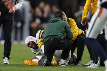 Micah Parson abandonó el emparrillado del campo de Denver por su propio pie; horas después se confirmó la severidad de la lesión que sufrió sin contacto.