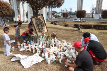 Vecinas y vecinos continúan llevando veladoras al memorial que sigue creciendo en el Puente de la Concordia tras la explosión de la pipa de gas.