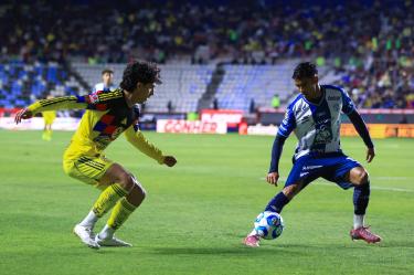 Kevin Álvarez y Brian Garcia se enfrentan por la banda de la derecha.
