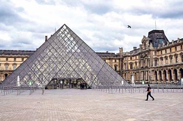 Pirámide del Museo de Louvre, en París, Francia.