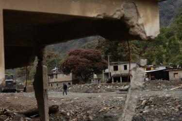 Escena de daños en Chapula, Tianguistengo, Hidalgo, tras el huracán Priscila; viviendas afectadas, escombros y trabajos de limpieza continúan meses después del desastre