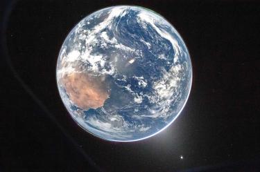 El planeta Tierra en una vista tomada desde la nave Orión de la misión Artemis II.