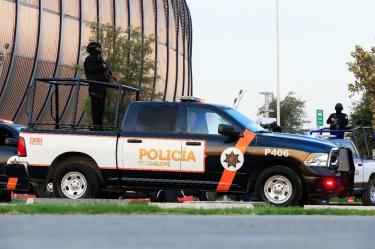 Se informó que el asalto tuvo lugar cuando el cliente se bajó de su automóvil sosteniendo en sus manos un maletín que contenía la cantidad de 140 mil pesos.