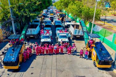 Trabajadores y maquinaria de la alcaldía Gustavo A. Madero participan en el arranque del programa La Calle es Nuestra para rehabilitar vialidades en la demarcación.