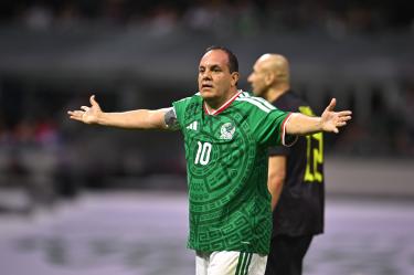 Cuauhtémoc Blanco fue captado en una concentración fumando durante una reunión de los seleccionados previo al Mundial de Sudáfrica 2010.