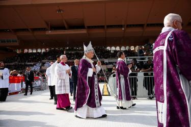 El papa León XIV llega para celebrar una misa pública en el estadio Stade Louis-II, en el marco de una visita de un día a Mónaco, el 28 de marzo de 2026.