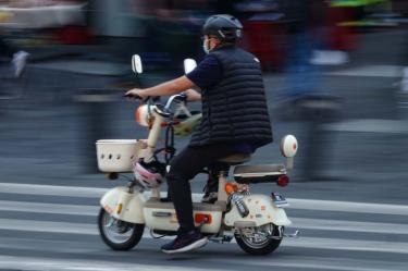 CIUDAD DE MÉXICO, 12MARZO2025.- Las bicicletas y patines eléctricos serán reguladas en las reformas propuestas a la Ley de Movilidad y al Reglamento de Tránsito. Una vez aprobadas, las bicis eléctricas deberán cumplir con los siguientes requisitos: portar placas y tarjeta de circulación, usar casco, no circular por ciclovías ni por carriles confinados y no desplazarse sobre banquetas o zonas peatonales. Los patines eléctricos y scooters, seguirán siendo considerados vehículos no motorizados y deberán circular en ciclovías o en el carril derecho cuando no haya infraestructura ciclista. Esto con la finalidad de disminuir accidentes y cuidar el medio ambiente.FOTO: GRACIELA LÓPEZ/CUARTOSCURO.COM