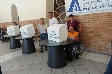 El INE en Coahuila comenzó la jornada de voto anticipado para personas con discapacidad y de la tercera edad.