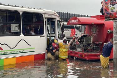 En CDMX e inundaron la Calzada Ermita Iztapalapa, Eje 6 Sur, Calzada Ignacio Zaragoza, la Autopista México-Puebla,