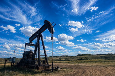 Un pozo petrolero en operación sirve como imagen ilustrativa del fracturamiento hidráulico, técnica utilizada para extraer gas natural y petróleo de formaciones compactas.
