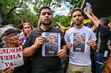 Manifestantes en Caracas marchan con un ataúd simbólico y pancartas con el lema “Ni uno más”, en protesta por la muerte de una veintena de presos políticos bajo custodia del Estado venezolan