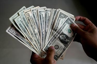 Migrantes mexicanos en Estados Unidos enfrentan nuevas restricciones financieras tras la firma de la ley Restaurando la integridad al sistema financiero.