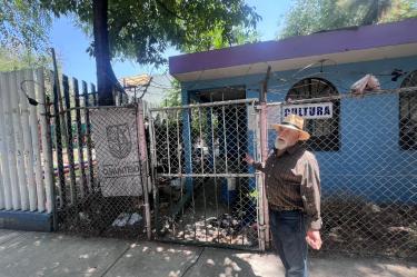Un vecino muestra el deterioro de la ludoteca en José Antonio Alzate, en Santa María la Ribera, mientras la Alcaldía Cuauhtémoc analiza su rehabilitación.