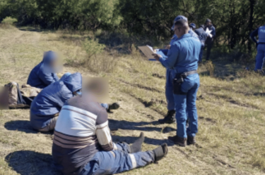 Autoridades de Nigeria anunciaron la detención de tres mexicanos durante el desmantelamiento del mayor laboratorio de metanfetaminas descubierto en el país.
