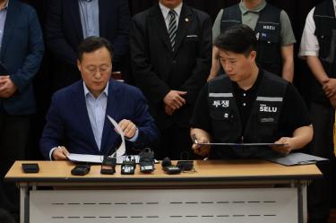 Representantes de Samsung Electronics y del sindicato NSEU firman en Suwon el acuerdo salarial que evitó una huelga.