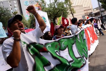 Estudiantes del Instituto Politécnico Nacional (IPN) marchan