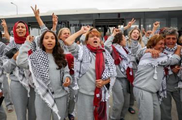 Israel expulsó a 430 activistas de la flotilla para Gaza tras indignación internacional por imágenes de trato humillante difundidas por Itamar Ben Gvir.