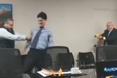 Carlos Bruce, alcalde de Surco, fue grabado usando una pistola eléctrica contra su asesor Arturo Bobbio, generando polémica en redes sociales.
