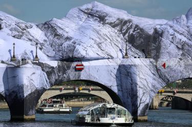 El artista francés JR transforma el puente más viejo de París (Pont Neuf) en una caverna