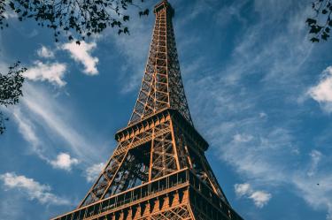 Un fragmento original de la Torre Eiffel fue vendido por 450 mil euros.
