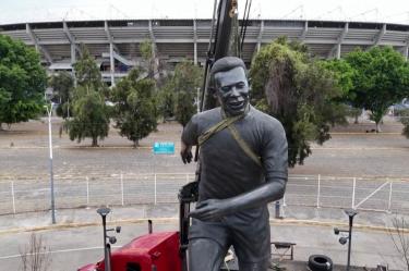 La estatua “La Canarinha”, inaugurada frente al Estadio Jalisco rumbo al Mundial 2026, desató una ola de comentarios en redes sociales por el poco parecido que aficionados encontraron con Pelé.