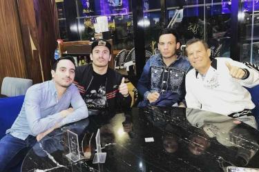 Julio César Chávez cenando con sus hijos.