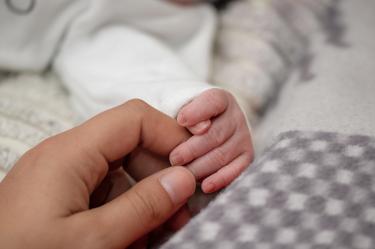 El padre relató a las autoridades que, al momento de los hechos, se encontraba solo con su hijo, ya que su pareja había salido horas antes.