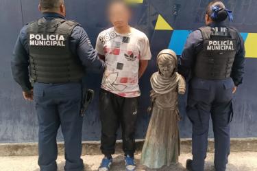 Al momento de la inspección preventiva, el individuo mostró una actitud agresiva hacia los oficiales, por lo que fue sometido y detenido conforme a los protocolos de actuación.