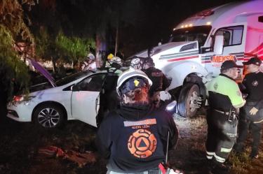 Al arribar al sitio, los cuerpos de auxilio informaron que un tractocamión impactó a un automóvil Honda color blanco, proyectándolo fuera de la carpeta asfáltica.