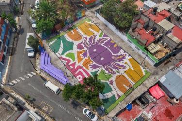 La jefa de Gobierno Clara Brugada aseguró que el uso del color morado no responde a una decisión superficial