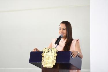 Tere Jiménez amarra alianza con la CMIC: Grandes obras de infraestructura se asignarán a constructoras localesPor redacciónAguascalientes, Ags.– Durante la toma de protesta del XXIII Comité Directivo de la Cámara Mexicana de la Industria de la Construcción (CMIC) en la entidad, la gobernadora Tere Jiménez ratificó su compromiso con el empresariado local al anunciar que las obras de infraestructura clave para el cierre de su administración serán ejecutadas por constructoras de Aguascalientes.El anuncio, realizado en la Arena San Marcos, busca consolidar el crecimiento económico del estado mediante inversiones en los rubros carretero, vial, de salud y vivienda."Queremos que las inversiones sigan llegando a Aguascalientes y que siga el desarrollo... vamos a seguir con este ritmo, con este rumbo", afirmó la mandataria.Por su parte, César Adrián Jaime Valdivia asumió la presidencia de la CMIC Delegación Aguascalientes en sustitución de Arentsen Dávila Ramírez. Jaime Valdivia aseguró que las empresas formales del estado están unidas y preparadas para demostrar su competitividad y seriedad empresarial.Al evento asistieron figuras clave de la política y el sector empresarial local, entre ellos el alcalde de la capital, Leonardo Montañez, quien calificó a la construcción como uno de los sectores más nobles y el principal motor económico de la región debido a su alta demanda de mano de obra y materiales.