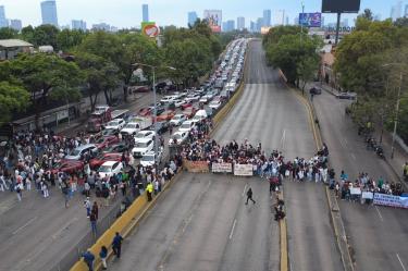 También los estudiantes denunciaron represión en las manifestaciones y confrontaron a personas ajenas al instituto