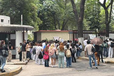También los estudiantes denunciaron represión en las manifestaciones y confrontaron a personas ajenas al instituto