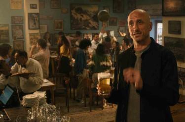 El nuevo comercial rumbo al Mundial 2026 mezcla escenas cotidianas con figuras históricas como Emanuel Ginóbili, apostando por la emoción y el sueño de otro título para Argentina.