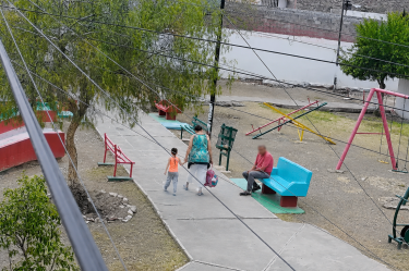 Adulta mayor y una menor caminan por una plaza en Saltillo segundos antes del ataque con piedra captado por cámaras de seguridad.