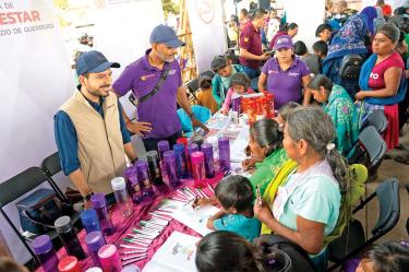 Habitantes de Guerrero que asistieron a la Feria de Servicios.