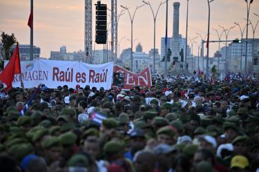 Cubanos protestan frente a la embajada de Estados Unidos en La Habana contra la imputación de Raúl Castro, mostrando respaldo al líder revolucionario y rechazo a las acusaciones de Washington.