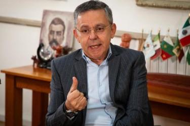 “Simple y sencillamente gobernamos para todos, independientemente del color de nuestros gobiernos”