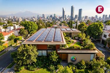 Casa sustentable en la CDMX con paneles solares y azotea verde, ilustrando la iniciativa de descuento en el pago del predial.