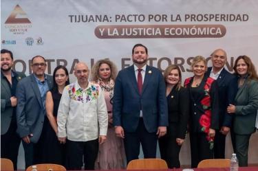Autoridades municipales, empresarios y representantes de CONCANACO SERVYTUR participaron en la firma del Pacto por la Prosperidad en Tijuana.