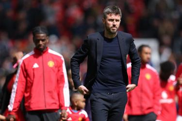 Michael Carrick seguirá como entrenador del Manchester United