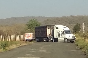Criminales robaron camiones de carga para bloquear la ruta Jacona-Jiquilpan.