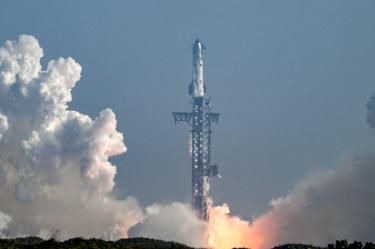 La nave logró desplegar satélites de prueba durante la misión experimental.