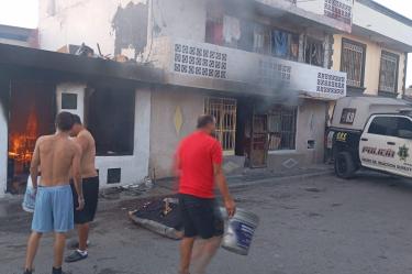Al lugar arribaron paramédicos del cuerpo de Bomberos quienes revisaron a las personas